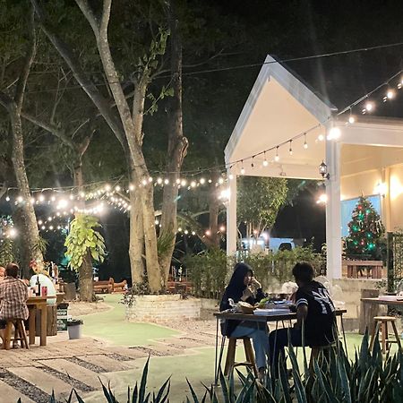 Rain Tree Cafe & Homestay Uthai Thani Luaran gambar