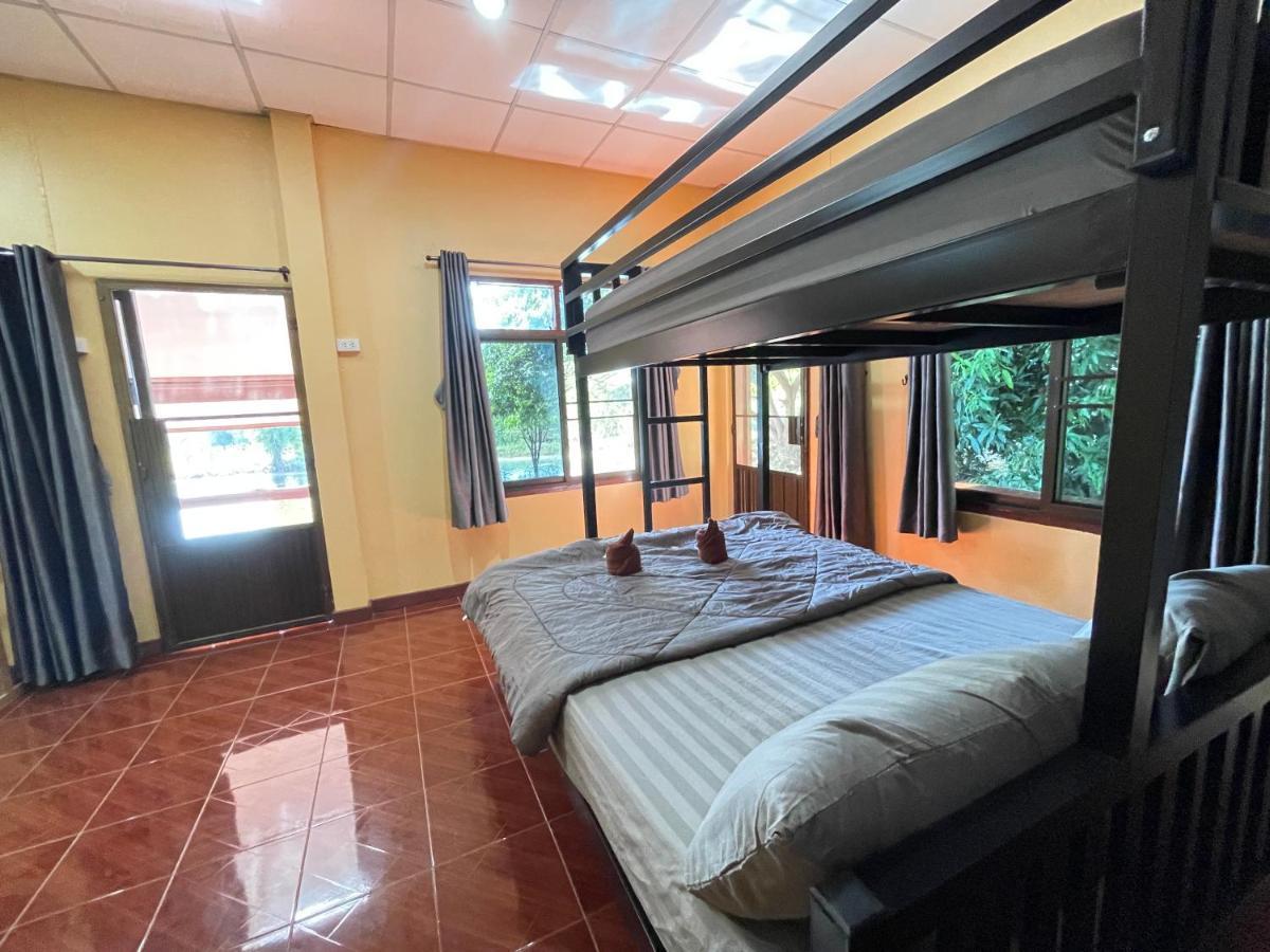 Rain Tree Cafe & Homestay Uthai Thani Luaran gambar