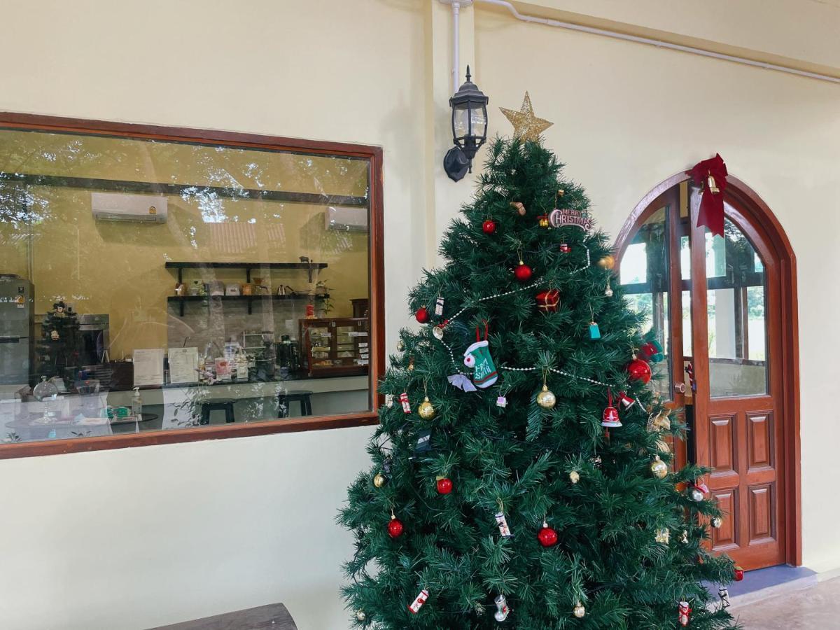 Rain Tree Cafe & Homestay Uthai Thani Luaran gambar