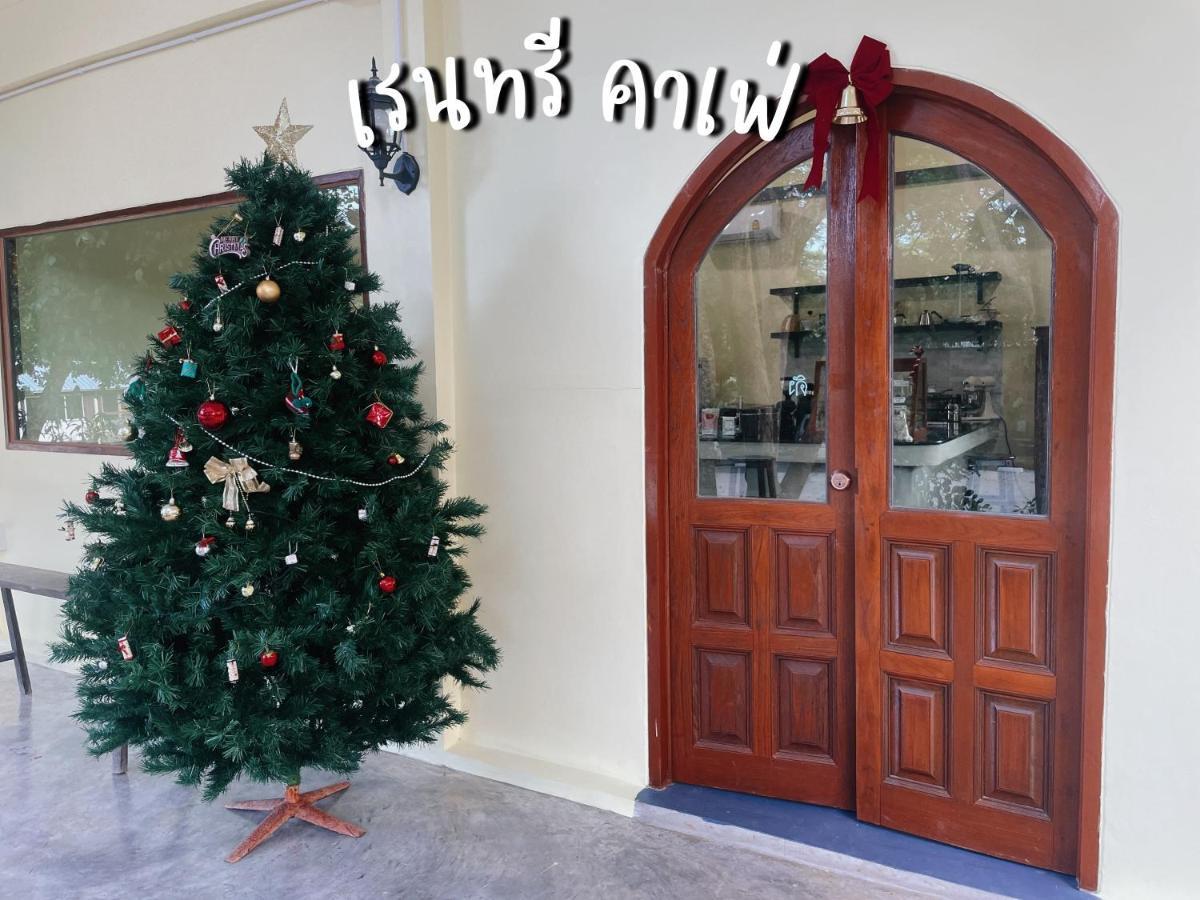 Rain Tree Cafe & Homestay Uthai Thani Luaran gambar