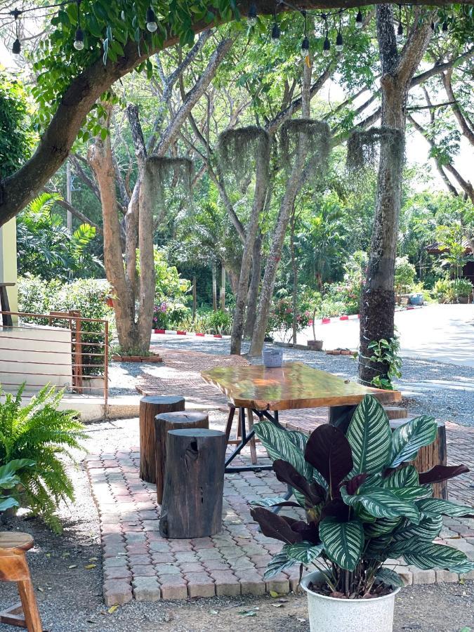 Rain Tree Cafe & Homestay Uthai Thani Luaran gambar