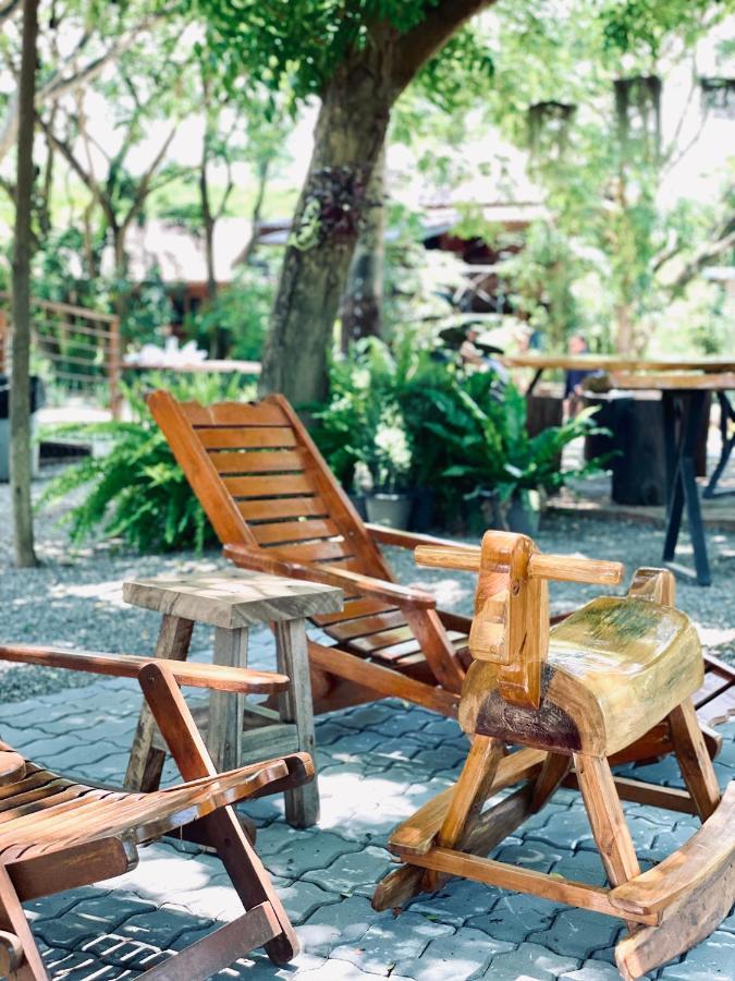 Rain Tree Cafe & Homestay Uthai Thani Luaran gambar