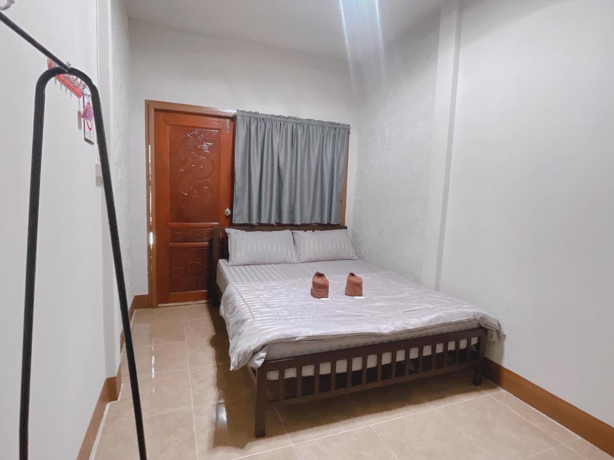 Rain Tree Cafe & Homestay Uthai Thani Luaran gambar