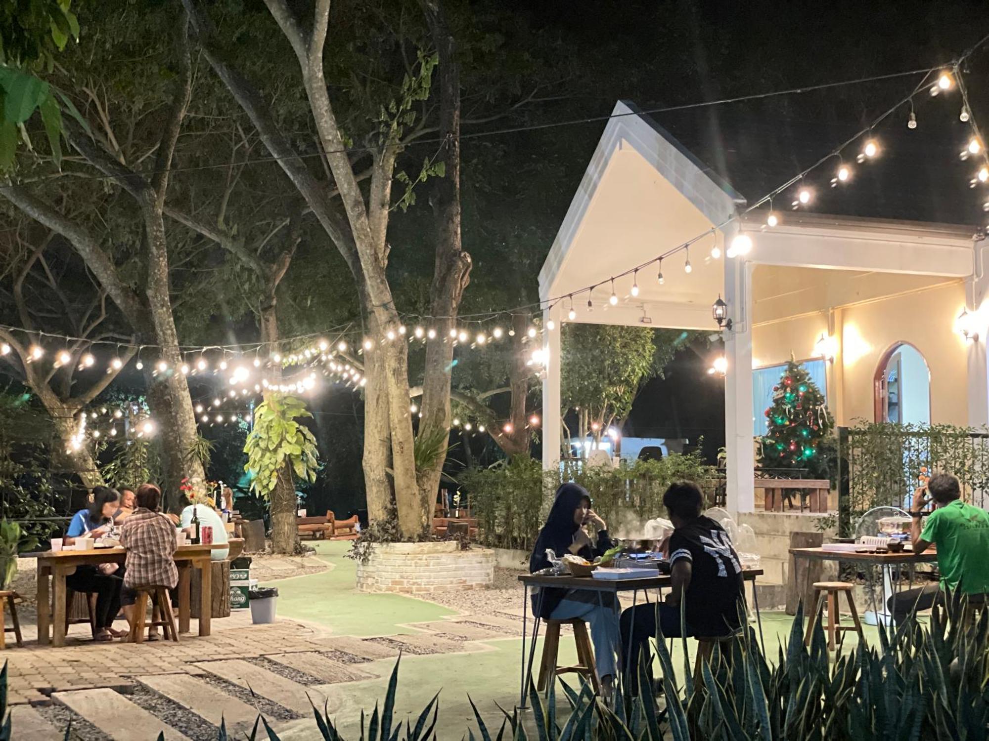 Rain Tree Cafe & Homestay Uthai Thani Luaran gambar