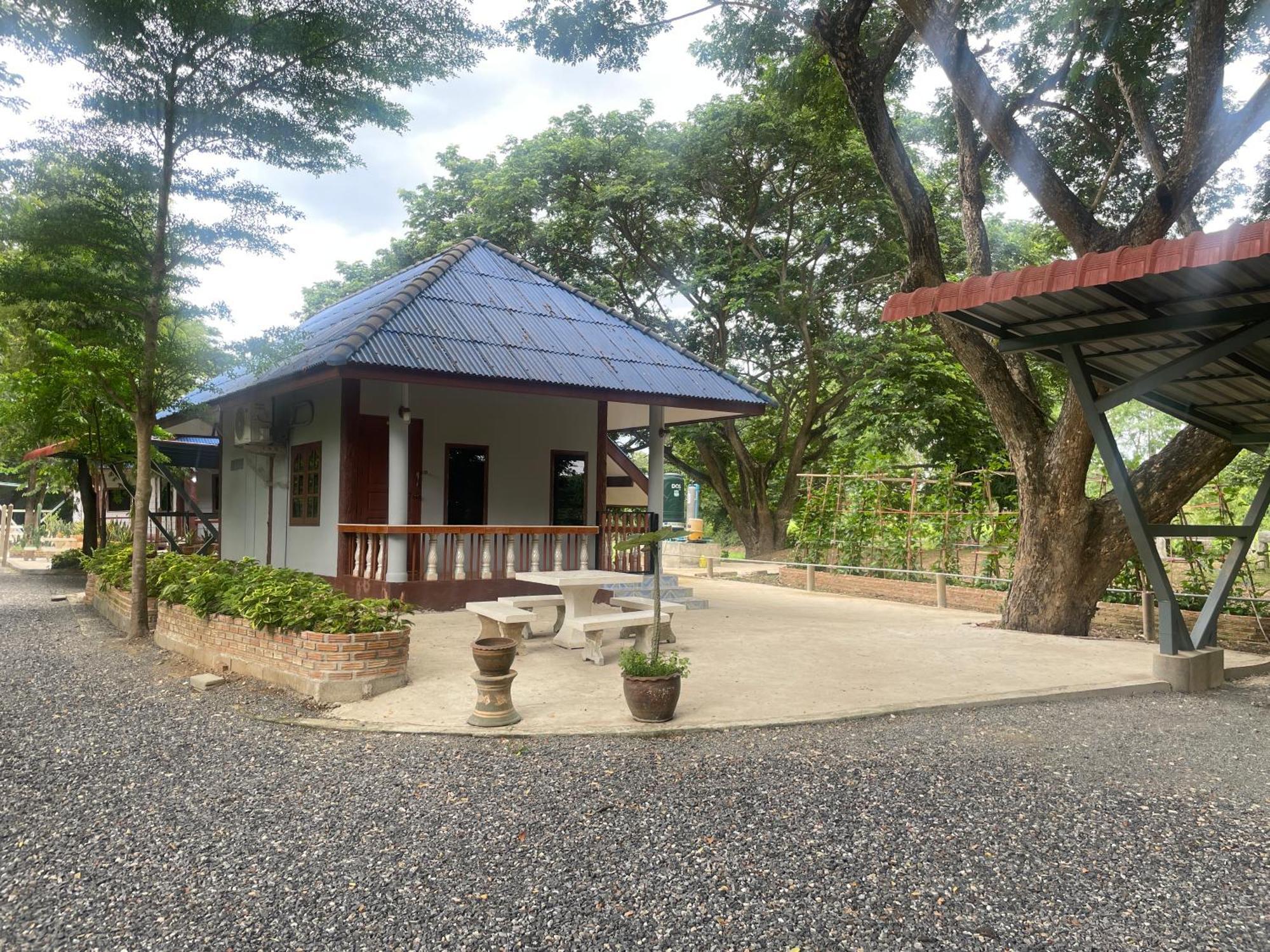 Rain Tree Cafe & Homestay Uthai Thani Luaran gambar
